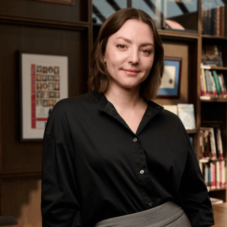 Leah Rakopoulos' headshot.